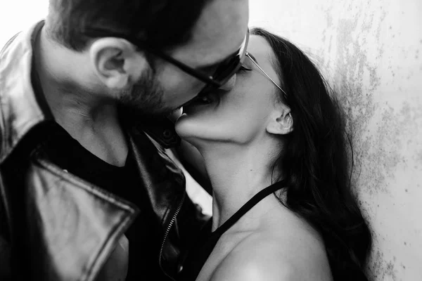 Man and woman kissing in abandoned places — Stock Photo, Image