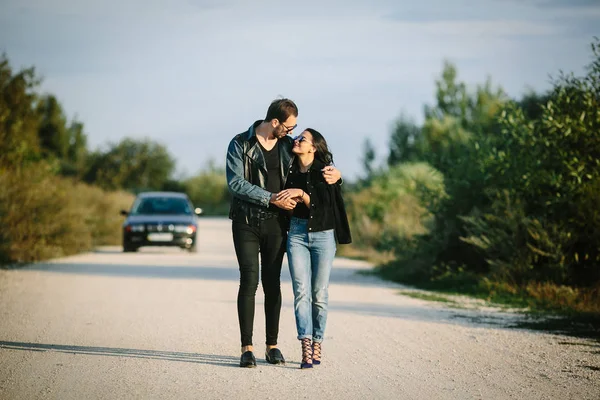 Pasangan muda yang romantis berjalan di sepanjang jalan — Stok Foto