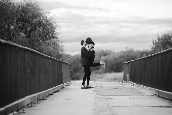 Homem segurando sua namorada em mãos — Fotografia de Stock