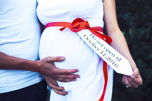 Man vårdar ömt sin gravida fru — Stockfoto