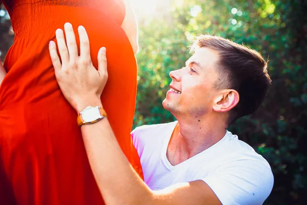 Marito si prende teneramente cura di sua moglie incinta — Foto Stock