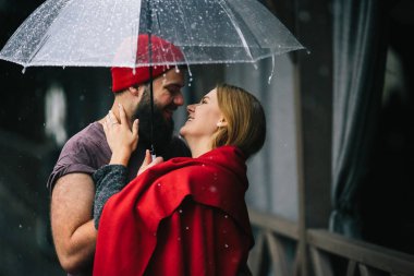 Adam ve kız bir şemsiye altında