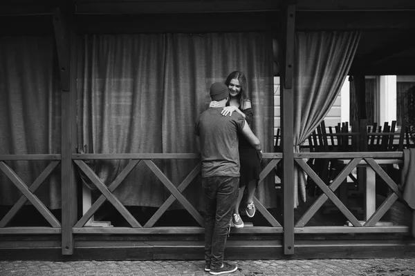 Casal posando em uma rua da cidade — Fotografia de Stock
