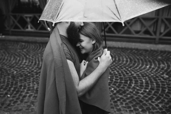Guy et fille sous un parapluie — Photo