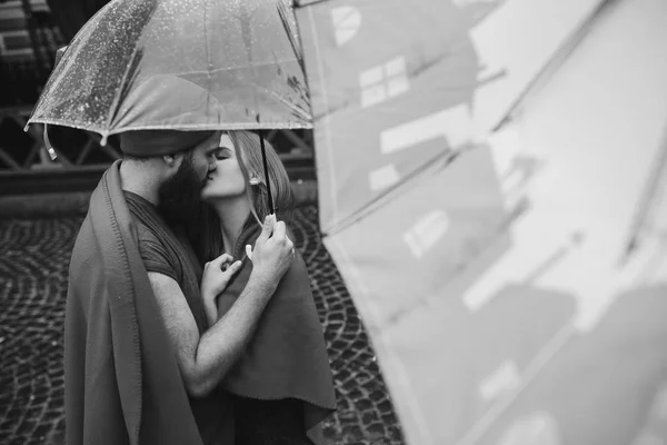 男孩和女孩接吻撑一把伞 — 图库照片