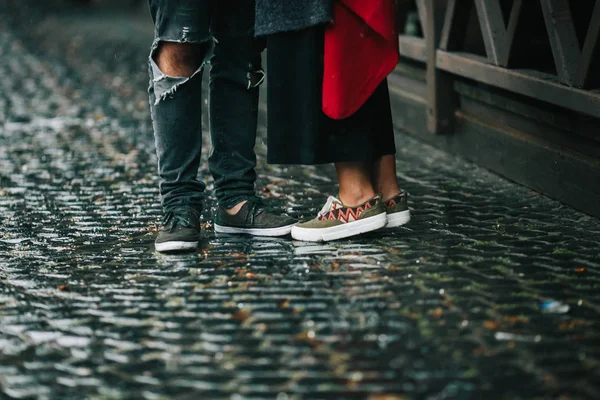 Chico y chica bajo un paraguas —  Fotos de Stock