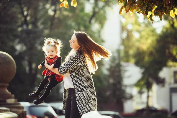 Mor och dotter spelar i en park — Stockfoto