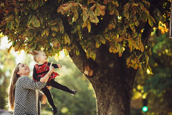 Matka a malá dcera hraje v parku — Stock fotografie