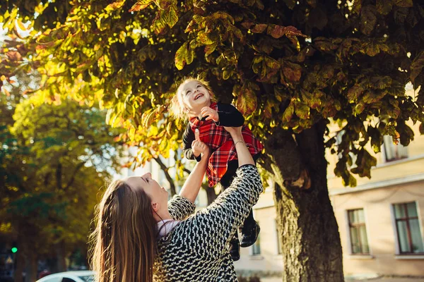 Anne ve küçük kızı bir parkta oynarken — Stok fotoğraf