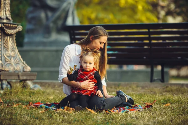 Mama i córeczka grając w parku — Zdjęcie stockowe