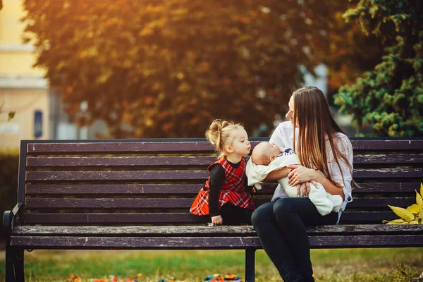 Anne ve iki kızı bir kenarda bekletin — Stok fotoğraf