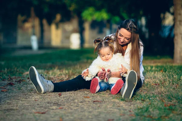 Mother and little daughter in a park — Stock Photo, Image