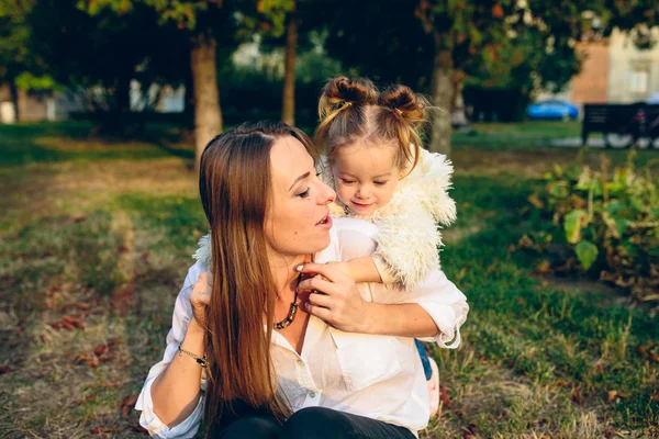 Mor och dotter i en park — Stockfoto