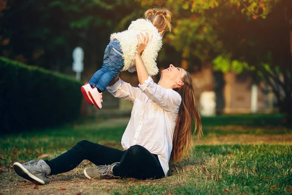 Anne ve küçük kızı bir parkta — Stok fotoğraf