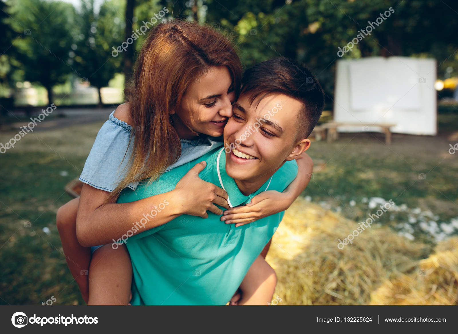 девушка на спине у парня. несет на спине. человек несет человека на спине. несет на спине. человек несет человека на спине.