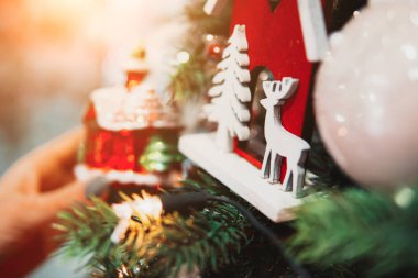 Oyuncak dolu Noel ağacı dalı