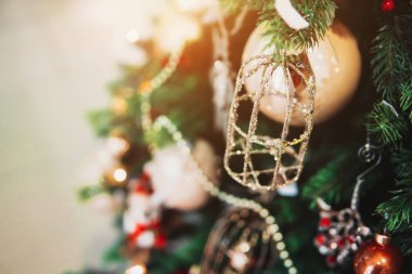 Oyuncak dolu Noel ağacı dalı