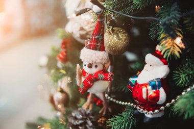 Oyuncak dolu Noel ağacı dalı