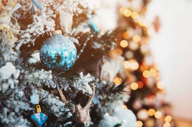 Oyuncak dolu Noel ağacı dalı