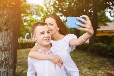 Güzel genç çift selfie yapar