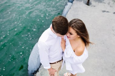 erkek ve kadın göl üzerinde poz