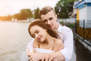 erkek ve kadın göl üzerinde poz