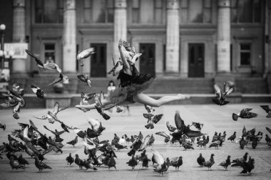 Balerin yapıyor havada böler