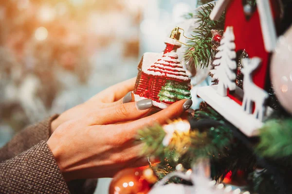 Rama de árbol de Navidad con juguetes —  Fotos de Stock