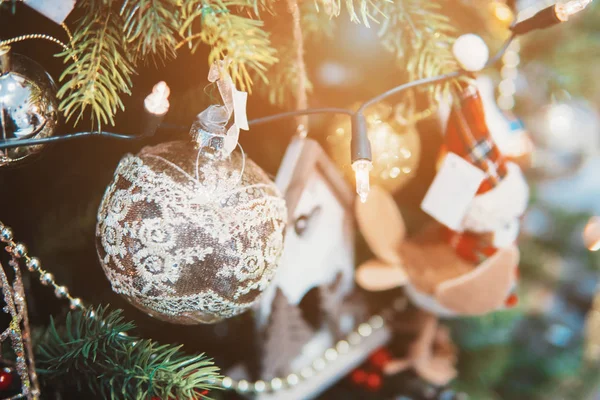Rama de árbol de Navidad con juguetes —  Fotos de Stock