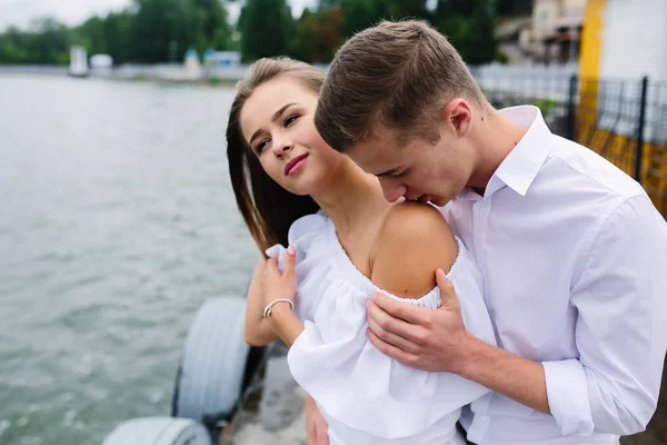 Мужчина и женщина позируют на озере — стоковое фото