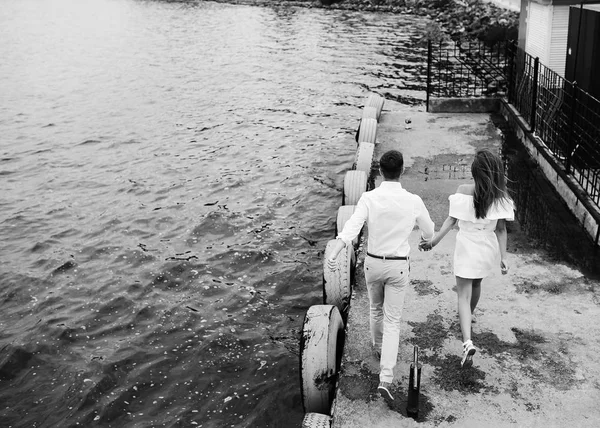 Mann und Frau posieren am See — Stockfoto