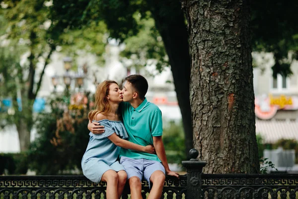 Parktaki kız ve erkek. — Stok fotoğraf