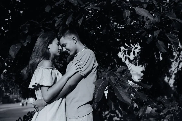 Mec et fille dans le parc — Photo