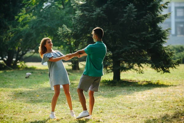 Man and woman in the park — Stock Photo, Image