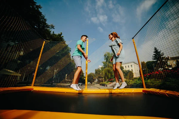 Pareja saltando en trampolín en el parque — Foto de Stock