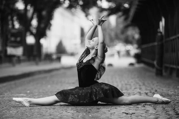 Ballerina gör sträcktiderna — Stockfoto