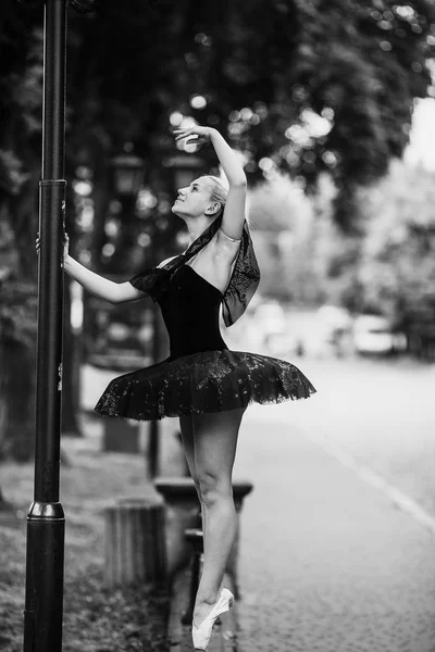 Ballerina poserar i centrum — Stockfoto