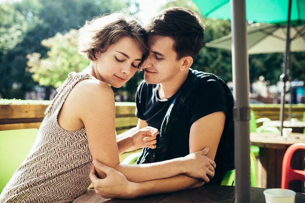 Pareja sentada en un café afuera —  Fotos de Stock