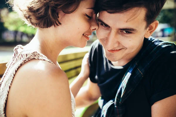 Casal sentado em um café fora — Fotografia de Stock