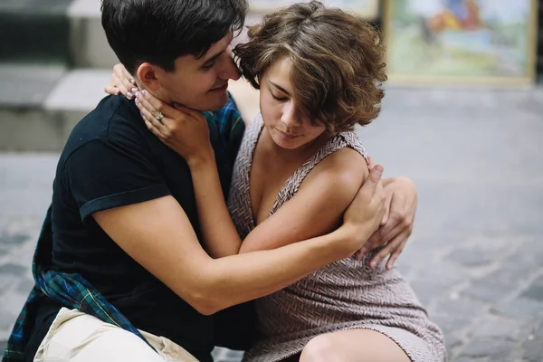 Homem e mulher sentados no chão — Fotografia de Stock