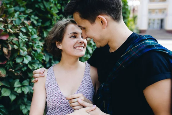 Chico y chica en el parque —  Fotos de Stock