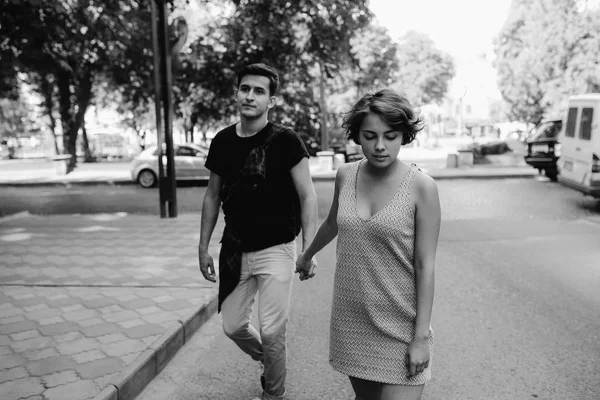 Ζευγάρι που περπατά στο δρόμο κρατώντας τα χέρια — Φωτογραφία Αρχείου