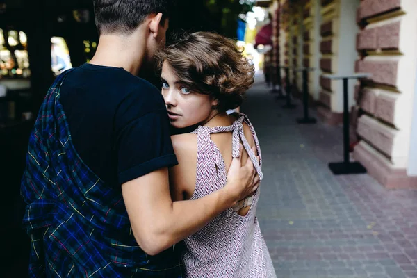 Paar knuffelen in de straat — Stockfoto