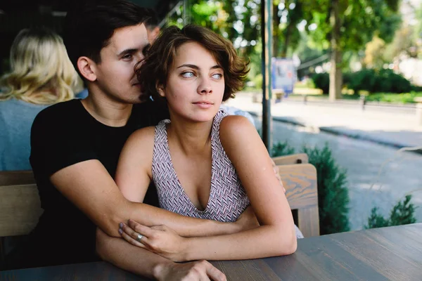 Par som sitter på ett café utanför — Stockfoto