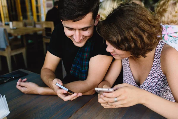 Akıllı telefondan bir şey arayan çift. — Stok fotoğraf