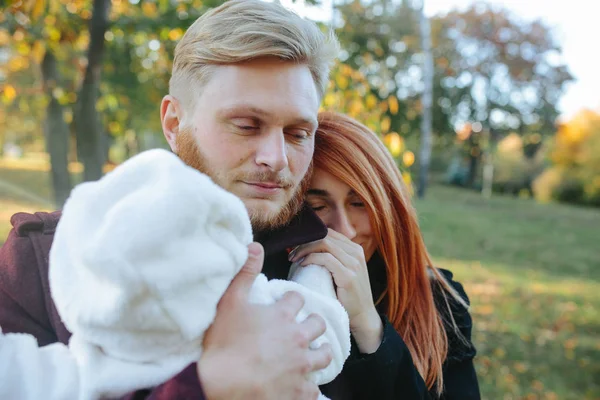 Genç aile ve sonbahar Park yeni doğan oğlu — Stok fotoğraf