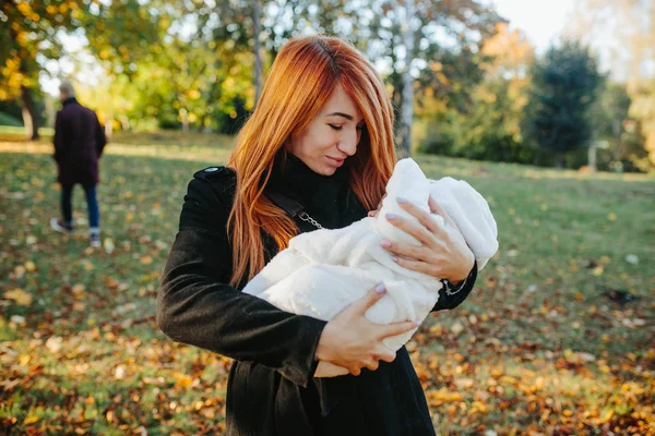 若い家族や秋の公園で生まれたばかりの息子 — ストック写真