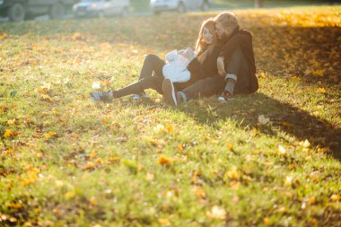 Genç aile ve sonbahar Park yeni doğan oğlu