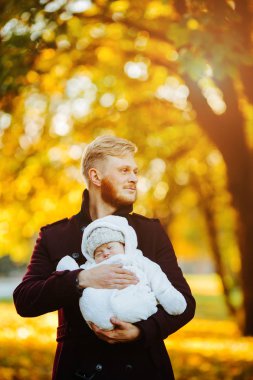 Babam ve yeni doğan oğlu sonbahar Park