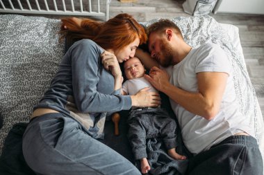 Onların bebek için dikkat vererek anne.